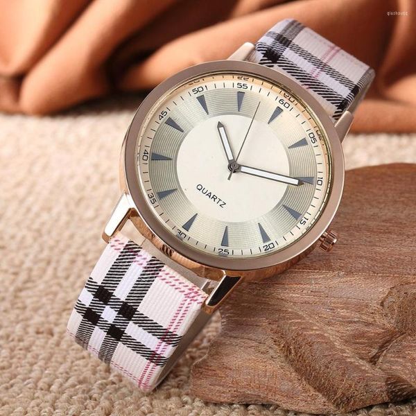 Relógios de pulso Quartz de moda Mulheres assistem relógio xadrez vestido de ouro rosa Dial Dial