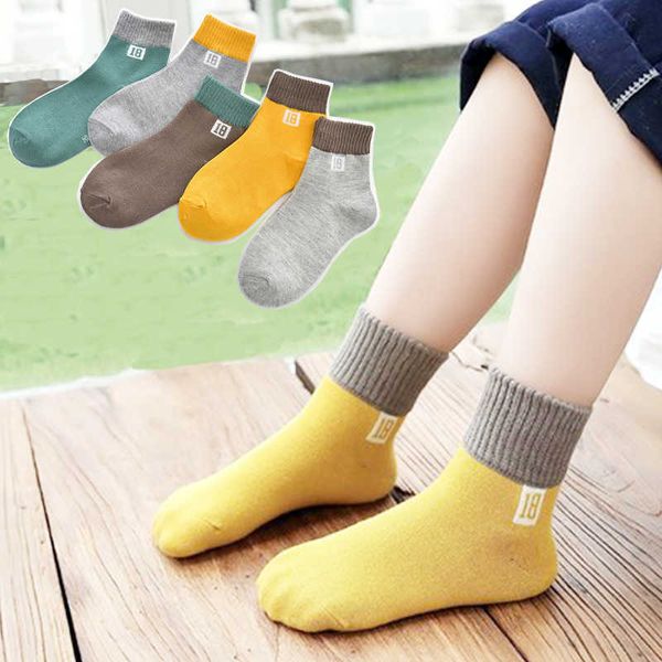 Socken 1 Stück = 5 Paar studentische Baumwollboden Kinder Herbst Winter Spring Jungen und Mädchen mehrfarbige Socken G220524