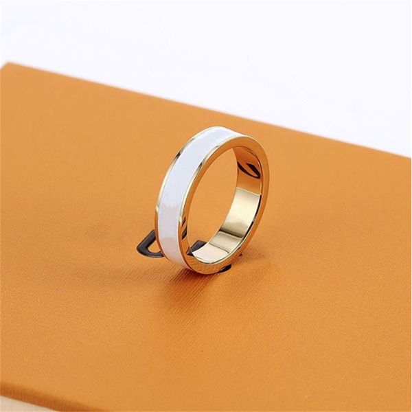 Designer einfache Mode Buchstaben Männer und Frauen Paar Ringe Titan Stahl vergoldet Ring lichtecht Anti-Allergie Urlaub Geschenk Schmuck