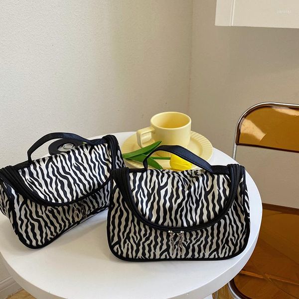 Coreano Ins Zebra Stripes Pencil Bag Ragazza di grande capacità Portatile Cosmetic Storage School Stationery Nylon impermeabile