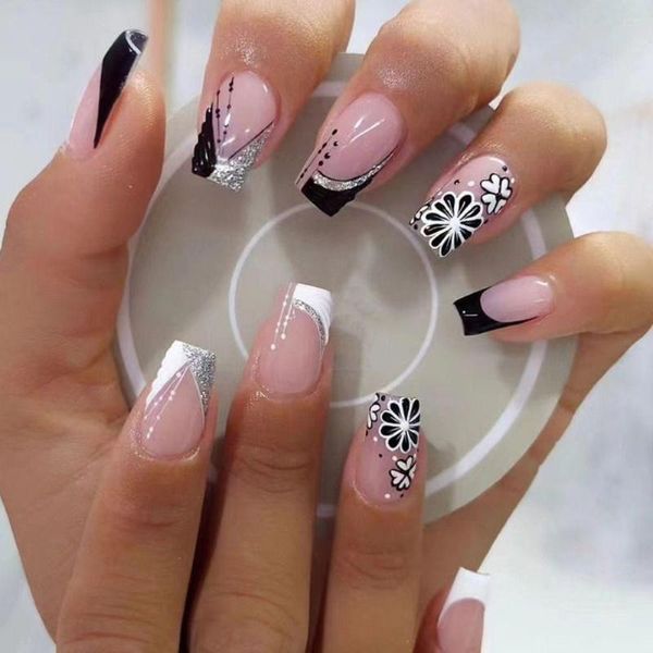 Unghie finte 24 pezzi / set Ballerina corta Falso francese Nero Bianco Fiori dolci Stampa su copertura completa Manicure staccabile