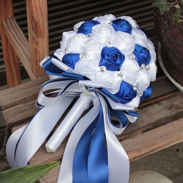Beyaz ve mavi el yapımı gelin gelin düğün buket nedime çiçek buketleri satan dekoratif çiçekler