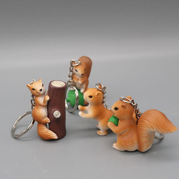 Un set di 4 pezzi di 2 colori carino portachiavi bambola scoiattolo piccolo animale uomo e donna ciondolo accessorio zoo