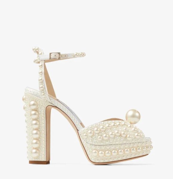 22S Sandálias de salto de verão Sacaria vestido sapatos de casamento pérolas embelezadas cetim plataforma sandália elegante feminino pérolas brancas pérolas altas bombas de senhoras