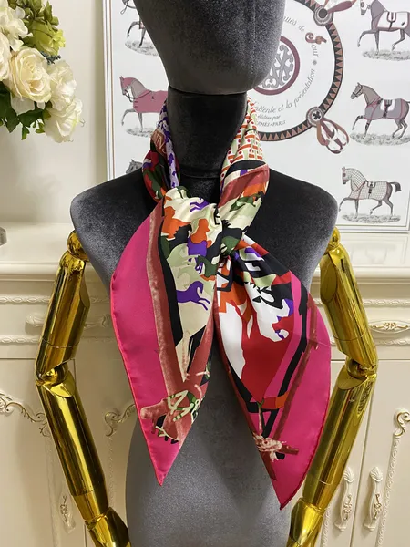 Quadratischer Damenschal, Schal, 100 % Twill-Seidenmaterial, rosarote Farbe, Pint-Blumenmuster, Größe 90 cm