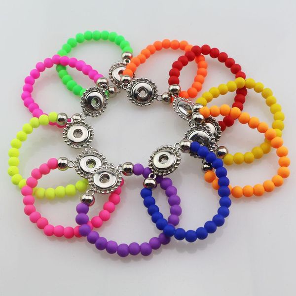 Braccialetto 12 pezzi 10 colori! Braccialetti con bottoni in metallo con bottone a pressione in metallo da 12 mm per bambini da 15 cm Braccialetti con perline in gomma acrilica da 6 mm per ragazze per bambini