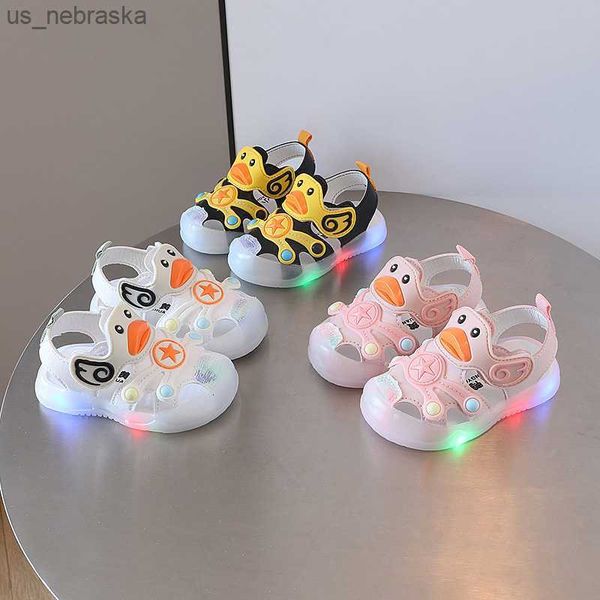 First Walkers First Walkers Little Duck Light Up Sandals LED para Walker Anti Kick Baby Shoes 0 3 anos de idade Pré -Walker Sof Sole Cartoon Girl 230412 L230518