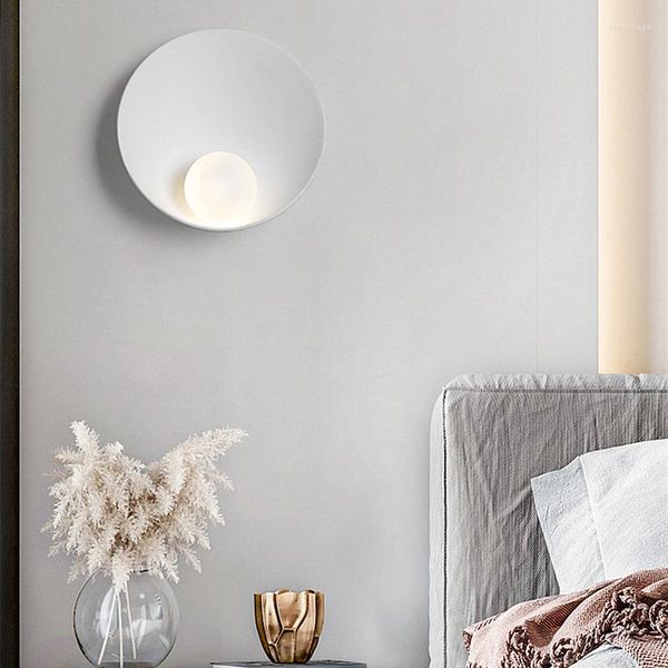 Lampada da parete moderna in metallo bianco LED nordico semplice luce circolare soggiorno camera da letto portico TV sfondo creativo Sconce