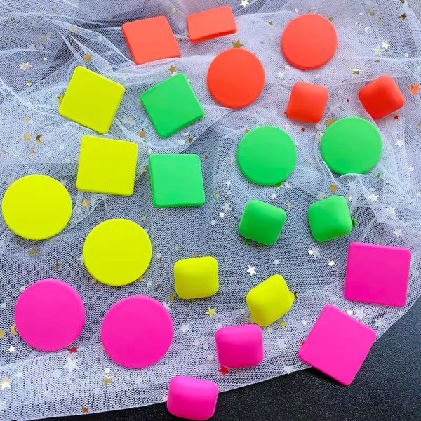 Novos brincos coreanos de pântanos de acrílico verde amarelo de neon para mulheres, triângulo geométrico Matt brincar