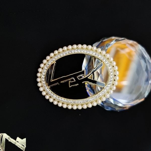 Ylogo Luxury Brand Women Designer Broches Broches em relevo Badge de selo com ritmo de pérolas Broche de brechas de jóias Pinos de colarinho de colarinho de colar