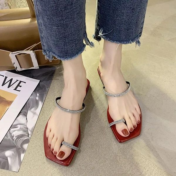 Terlik Seksi Rhinestone Flip Flops Tasarımcı String Slaytlar Kadınlar Yaz Plajı Açık Mekan Partisi Düz Ayakkabılar Şarap Kırmızı 2023