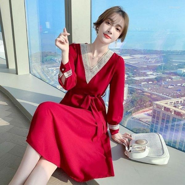 Lässige Kleider Damenkleid Rotes Hemd Ärmel Chiffon Herbst 2023 Mode Schnürurlaub Stil Bund Zeigen Dünnes A-Linien-Kleid