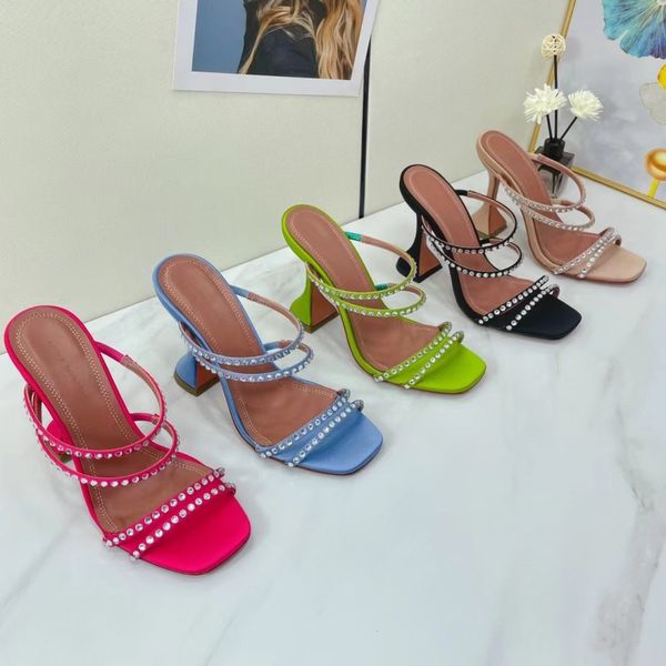 Amina muaddi Diamantenbesetzte Hausschuhe mit hohen Absätzen, Satin-Seide, verziert mit Kristallen, Weinglas-Absatz, Radsport-Sandalen, luxuriöse Designer-Kleiderschuhe, 9,5 cm Absätze, 35–42