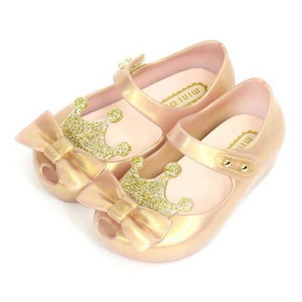 Новые детские девчонки дизайнерские дизайнерские желе -обувь корона лук принцесса
