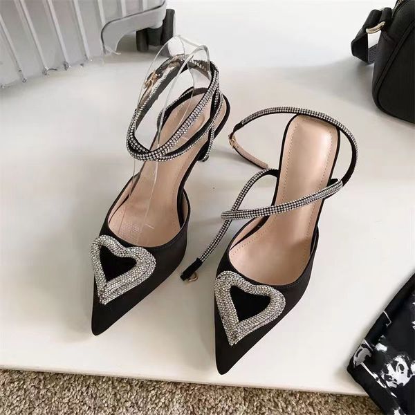Kutu Mach Kadınlar Elbise Ayakkabıları 80 Üçlü Kalp Saten Topuklu Siyah Beyaz Noktalı Tıknaz Topuk Kristal Emelished Akşam Sandalları Lüks Ayak Bilgi Strap Düğün Ayakkabı