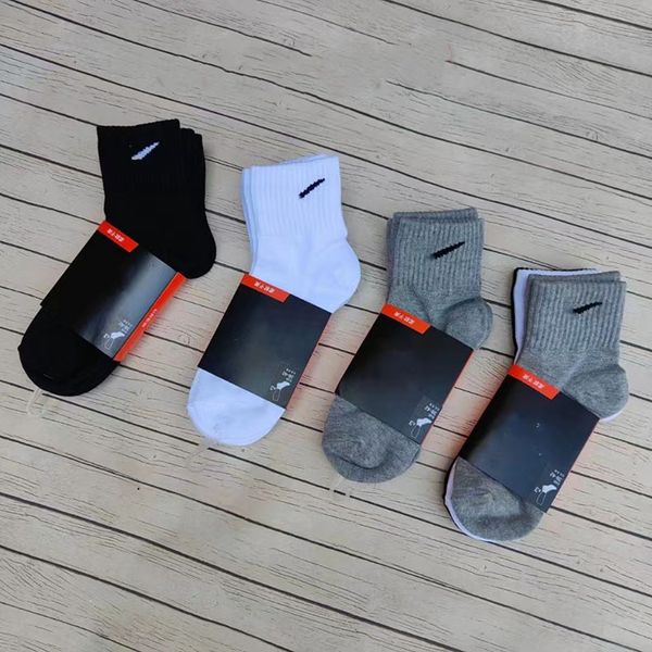 Herrensocken Mode Damen und Herren Socken Hohe Qualität Brief Atmungsaktive Schwarz-Weiß-Baumwolle Ootball Basketball Sportsocken Großhandel Einheitliche Größe