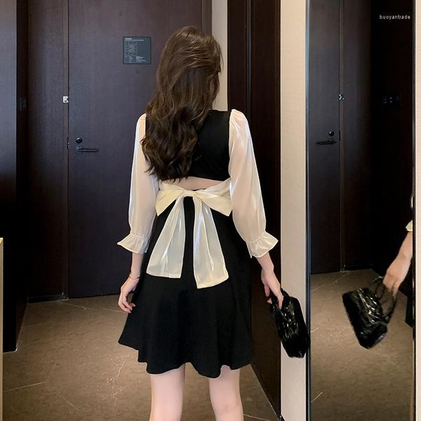 Vestidos casuales en la primavera de 2023 Lado francés Led Pearl Network Yarn Bowknot Splicing Little Black Dress