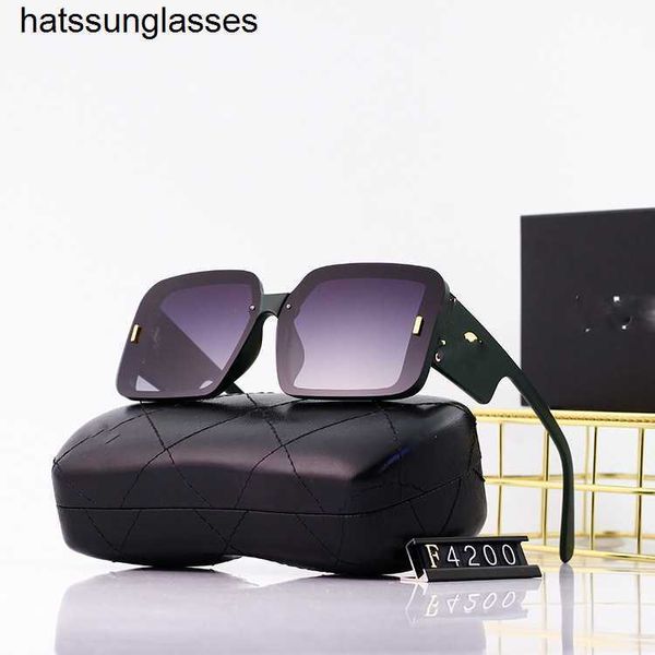 2022 Moda polarizada de grande moldura de moldura polarizada Os óculos de sol resistentes a UV coreanos, óculos de sol simples, tendência feminina dois para um