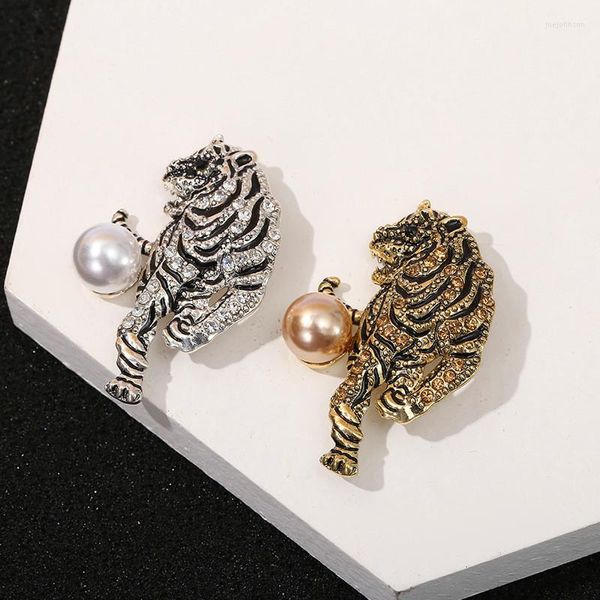 Broches luxuosos elegantes Big Pearl Crystal Cool Tiger Gold Silver Color Rhinestone Alloy Animal Brooch Men Pins de segurança Party Party