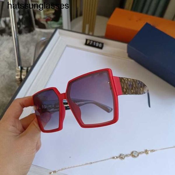 2022 New Fashion L Família líquida quente líquida vermelha óculos de sol Large Frame quadrado Óculos de sol Sunging Mirror Dois para um