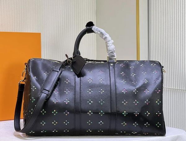 Designer-Duffel-Taschen 55 cm Luxus große Kapazität Reise Verkauf Frauen Männer PU-Leder Schulter Mode Tasche tragen Nieten schwarz geprägtes Buchstabenleder