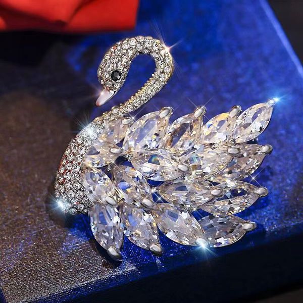 Pins Broches Broche de cisne temperamento de luxo para mulheres ins de alta beleza acessórios de terno clássico design de alta qualidade pinos versáteis