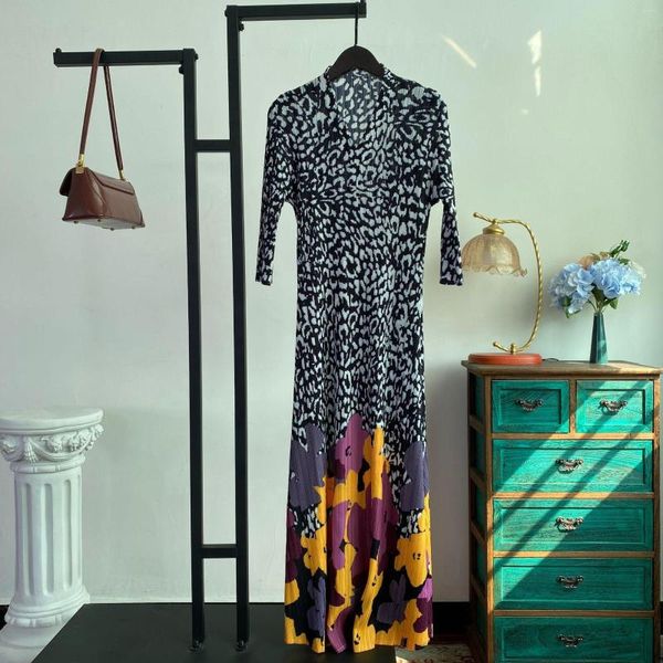 Lässige Kleider Miyake Plissee Leopardenmuster Motive Modedesign High Stretch Damen Stil Langarm A-Linie V-Ausschnitt Typ Sommer