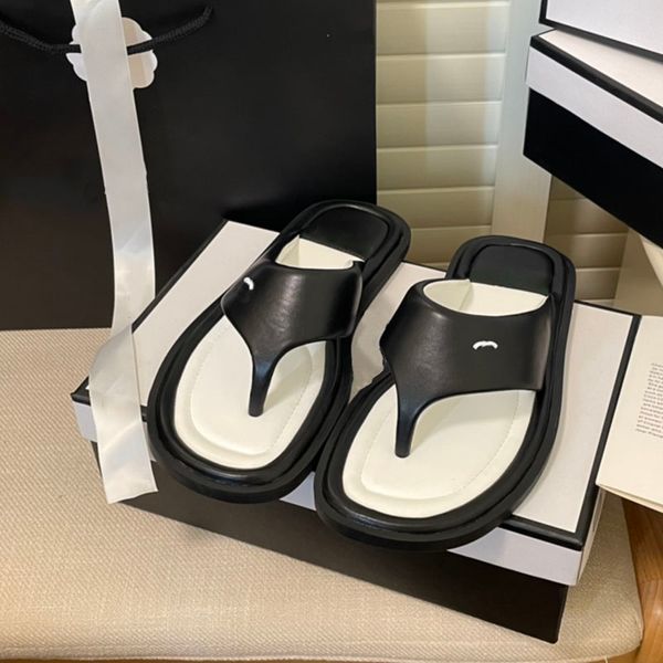 Bayan Tanga Düz Topuklu Sandaletler Açık Hava Parmak arası Terlikler Tasarımcı Bayan Terlikleri Retro Yuvarlak Ayaklı Slayt Klasik Siyah %100 Deri Günlük Ayakkabı Lüks Köpük Taban Katır