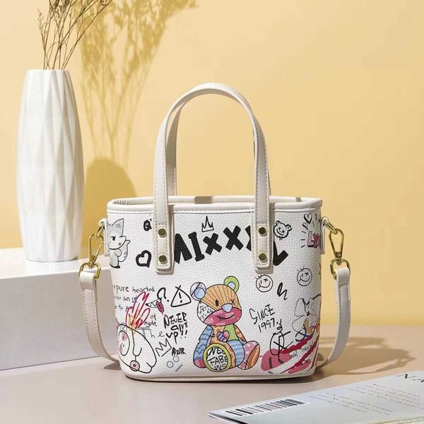 Neue Cartoon -Beutel Frauen Schulter Graffiti Eimer Totes Einfacher Zylinder kleiner Bären Buchstaben Gemüse Korb Crossbody Taschen Handtasche Handtasche