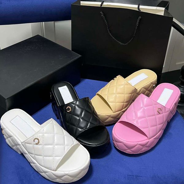 Tasarımcı Sandallar Kama Kalın Sole Mektup Trendi Pembe Terlik Kalın Topuk Sandalet Sandalet Kadın Ayakkabıları Yaz Düz Moda Plaj Terlikleri