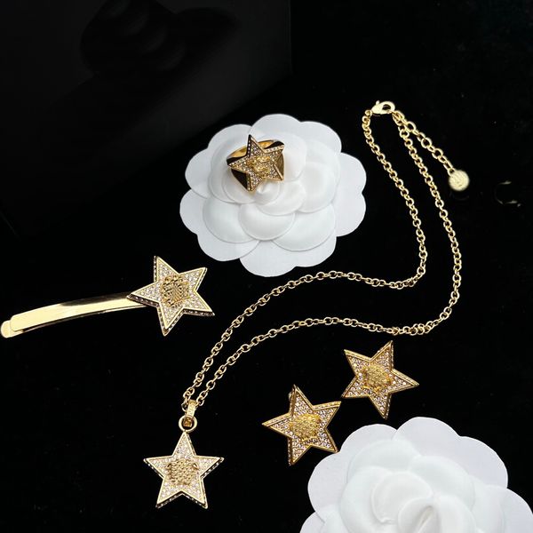 Nuovo ciondolo a forma di stella a cinque punte con ciondolo a forma di diamante Collana con orecchini a bottone Orecchini a forma di forcina Banshee Gioielli firmati Donna Uomo Compleanno Festive Party Gift XMS30 ---02