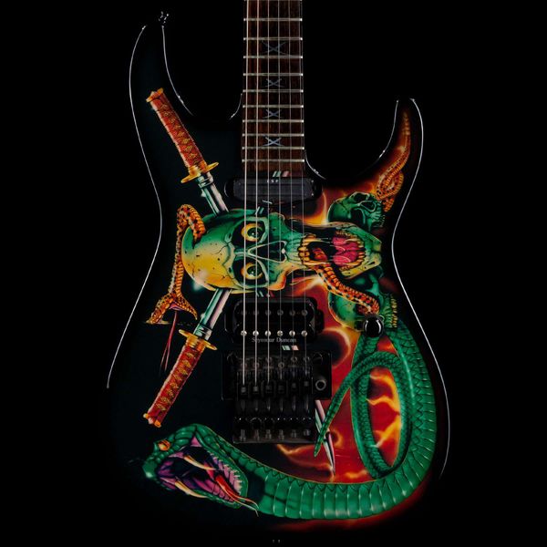 25th Anniversary George Lynch Skulls Snakes Chitarra elettrica Floyd Rose Tremolo Bridge, hardware nero, intarsio Skull Swords, tastiera in palissandro, accordatore China Gotoh