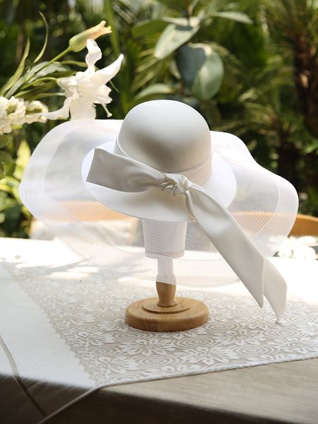 Cappelli a tesa larga Cappelli a secchiello Cappello a secchiello in maglia di lusso a tesa larga Cappello da sposa in raso bianco con fiocco in raso Cappello fedora di fascia alta Prom Banchetto da sera Cappello da sposa da donna 230529