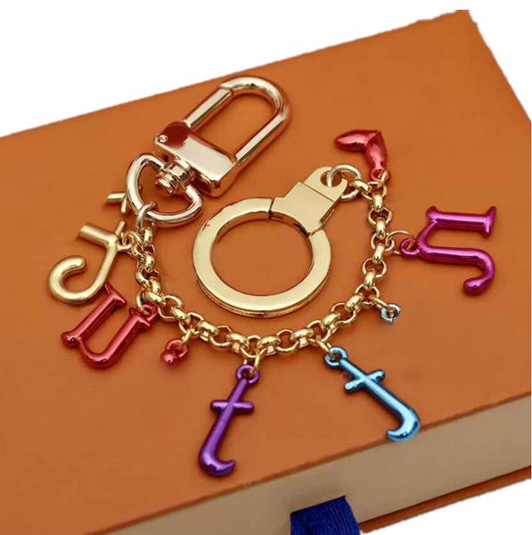 Stilvoller bunter Luxus-Designer-Schlüsselanhänger mit Buchstaben-Anhänger, goldene Schlüsselschnalle, abnehmbare Schlüsselanhänger für Herren- und Damenschlüssel, Ornamente, Großhandelsgeschenk