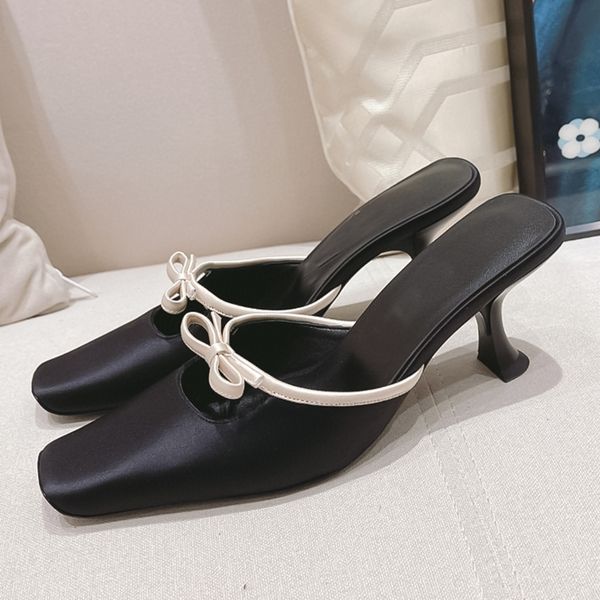 Pantofole da donna di fascia alta in colore bianco e nero con fiocco piatto in seta abbinata al temperamento 2023 sandali estivi per interni ed esterni sandali firmati Taglie 35-41 + scatola