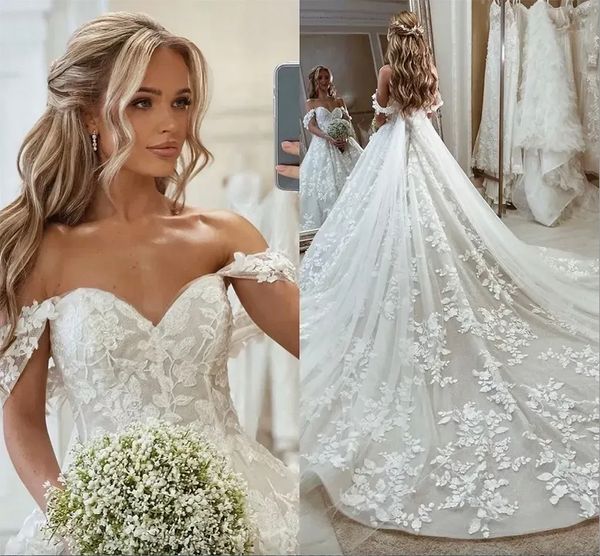 Splendidi abiti da sposa in pizzo Arabo Dubai Elegante con spalle scoperte Appliques senza schienale 3D Flora Abiti da sposa con strascico lungo Vestidos Taglie forti