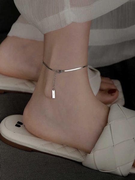 Ножные браслеты 1 шт. Классический серебряный браслет из титановой стали Квадратный брендовый висячий браслет на щиколотке Босиком Пляжные аксессуары для ног для девочек AA230530