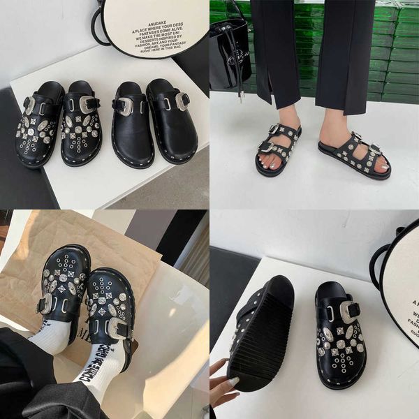 Pantofole estive Punk Rivet Ciabatte da donna Pantofole Fashion Pu Leather Flats Sandali di lusso Slides Black Female Designer Platform Shoes 230511