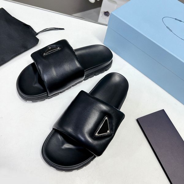 2024 Мягкие мягкие наппа кожаные тапочки для летних сандалий скольжение на треугольнических квартирах обувь женская роскошная дизайнерская фабрика D88