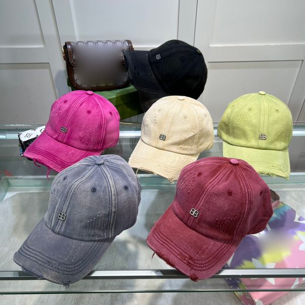 Casais de verão Candy Candy Color Ball Cap Women Women Outdoor Sports Dating Letra Metal Letter Printing Washed and Desd -Out Hole Style Casquette