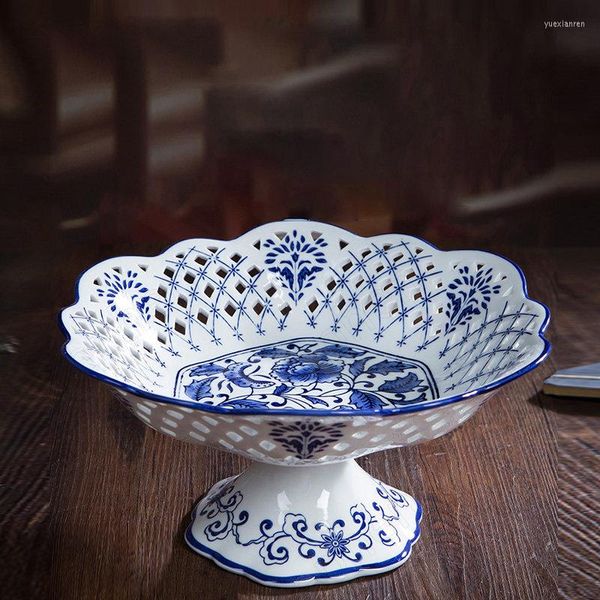 Teller Unterglasurblaues und weißes Porzellan-Obsttablett, chinesisches klassisches ausgehöhltes hohes Fuß-Kuchen-Dessert-Teller-Nachmittagstee-Geschirr
