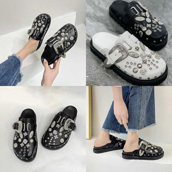 Slippers de verão Novo em mulheres plataformas rebites punk rock couro mulas criativos acessórios de metal sapatos de festa casual 230511