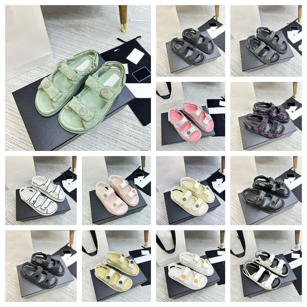 Designer-Sandalen für Damen, flache Sandale, Lammfell, Hakenschlaufe, goldfarbener Metall-Buchstabe, Gummisohle, zwei verstellbare Riemen mit Box