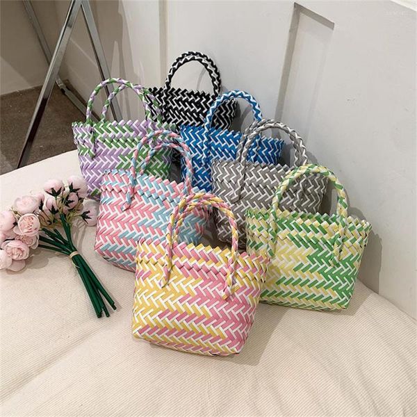 Einkaufstaschen Sommer Trend Handgewebte Handtasche Quadratischer kleiner Korb 2023 Stroh niedlich bunt hundert Kollisionsfarbe Urlaub Strandtasche