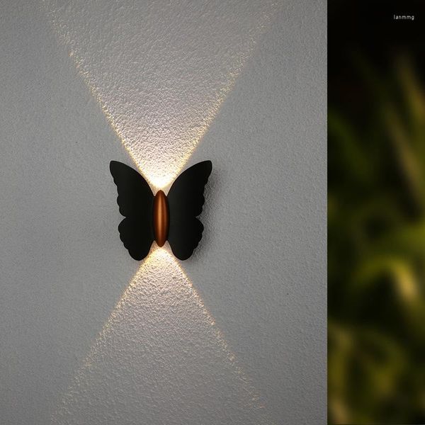 Стеновая лампа бабочка в помещении или на открытом воздухе.