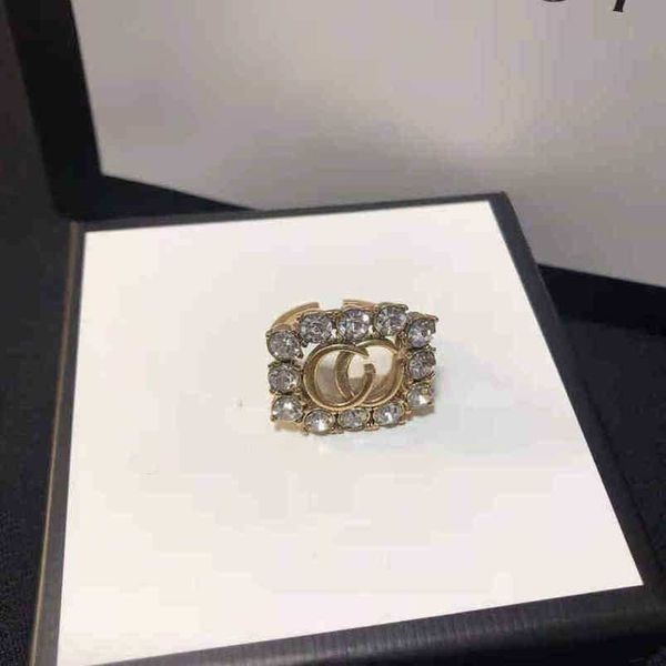 20% di sconto 2023 Nuova collana di braccialetti di gioielli di design Ottone famiglia che vive flash diamante nero medievale versatile decorazione a mano antica anello alla moda femminile
