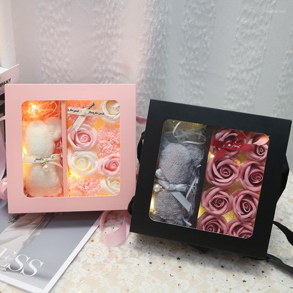 Fiori decorativi Regali di San Valentino Confezione regalo di fiori di rosa di sapone con asciugamano luminoso a LED Orso Garofano artificiale Decorazioni per feste a casa