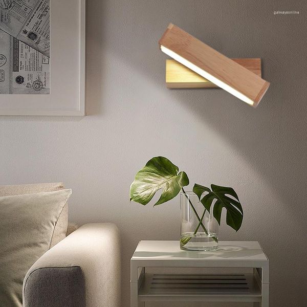 Настенная лампа деревянная светодиод с переключателем в помещении.