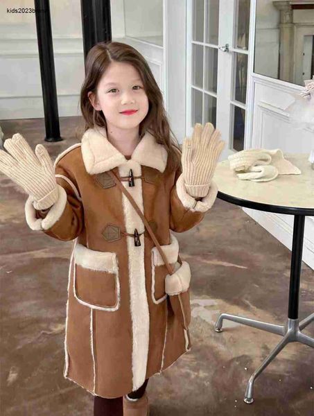 Neuer Baby-Designer-Mantel, Wildleder-Kinderjacke, Größe 100–170. Winterwarme Mädchen-Windjacke mit süßen Umhängetaschen, 25. November