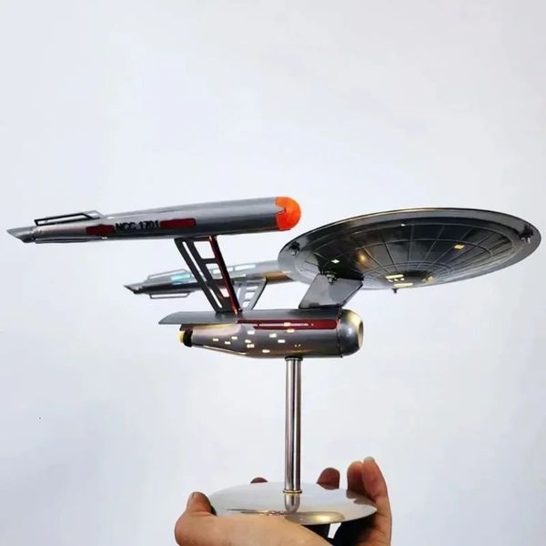 Oggetti decorativi Figurine Star Trek Enterprise Modello da collezione Decor 1 1000 Aereo in metallo con nave stellare leggera Disco volante Ornamenti notturni 231201